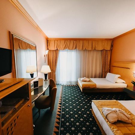 Shg Hotel Antonella Помеция Екстериор снимка