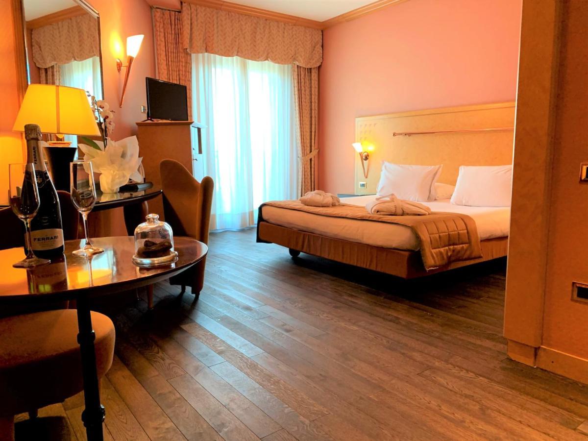 Shg Hotel Antonella Помеция Екстериор снимка