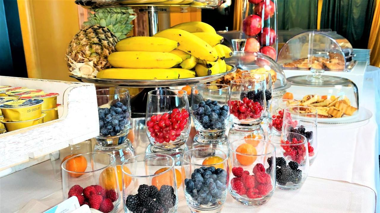 Shg Hotel Antonella Помеция Екстериор снимка