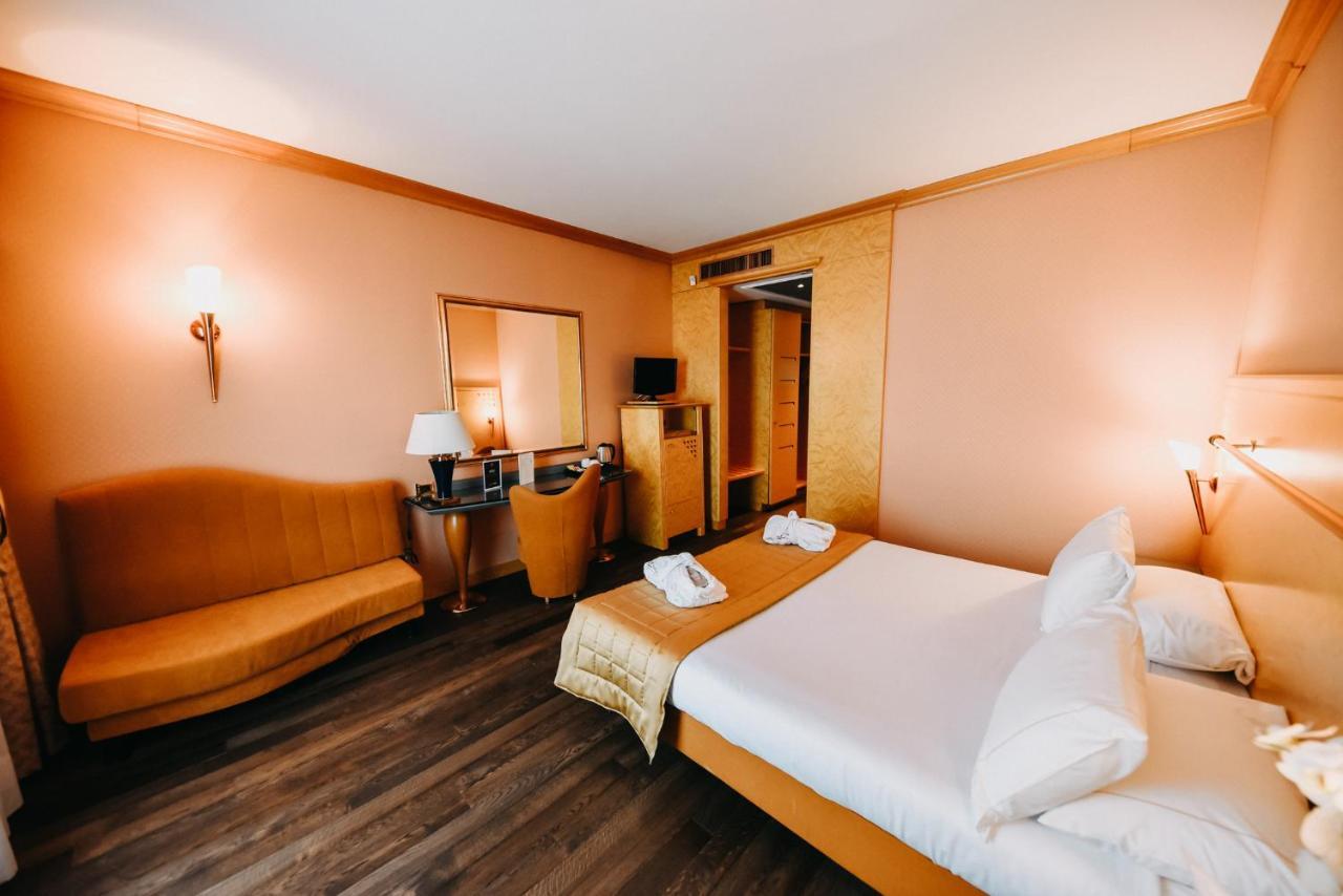 Shg Hotel Antonella Помеция Екстериор снимка