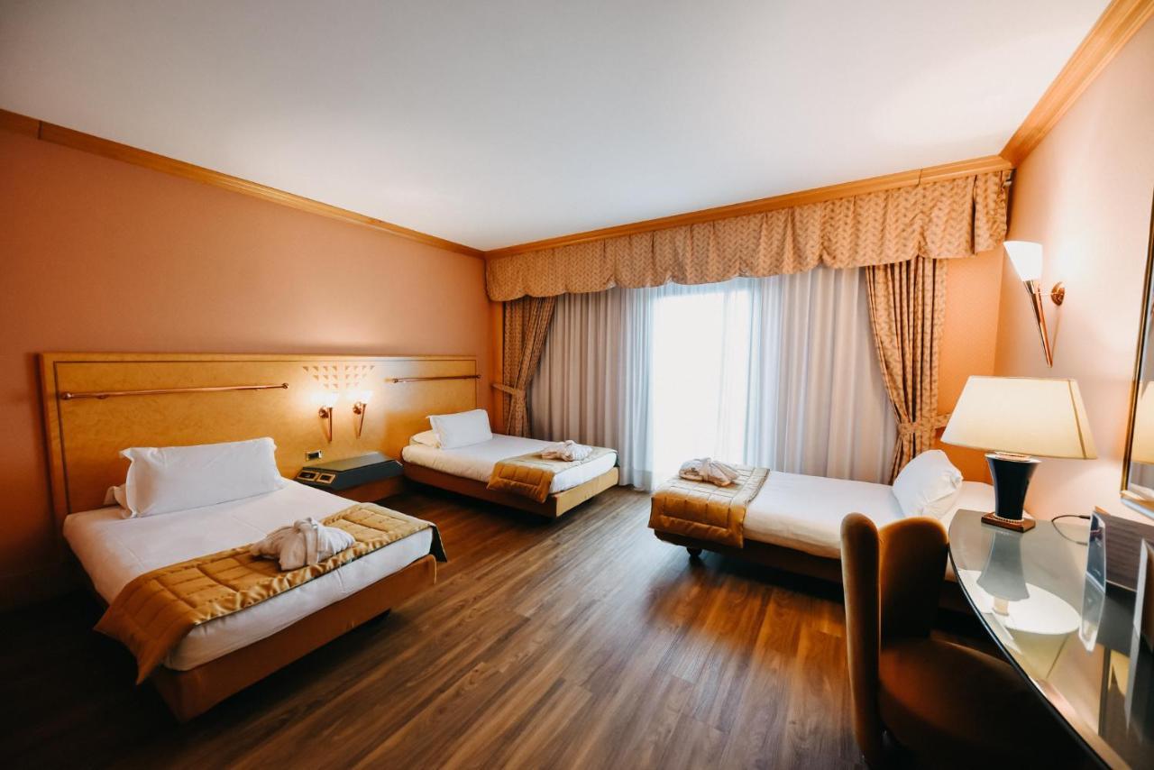 Shg Hotel Antonella Помеция Екстериор снимка