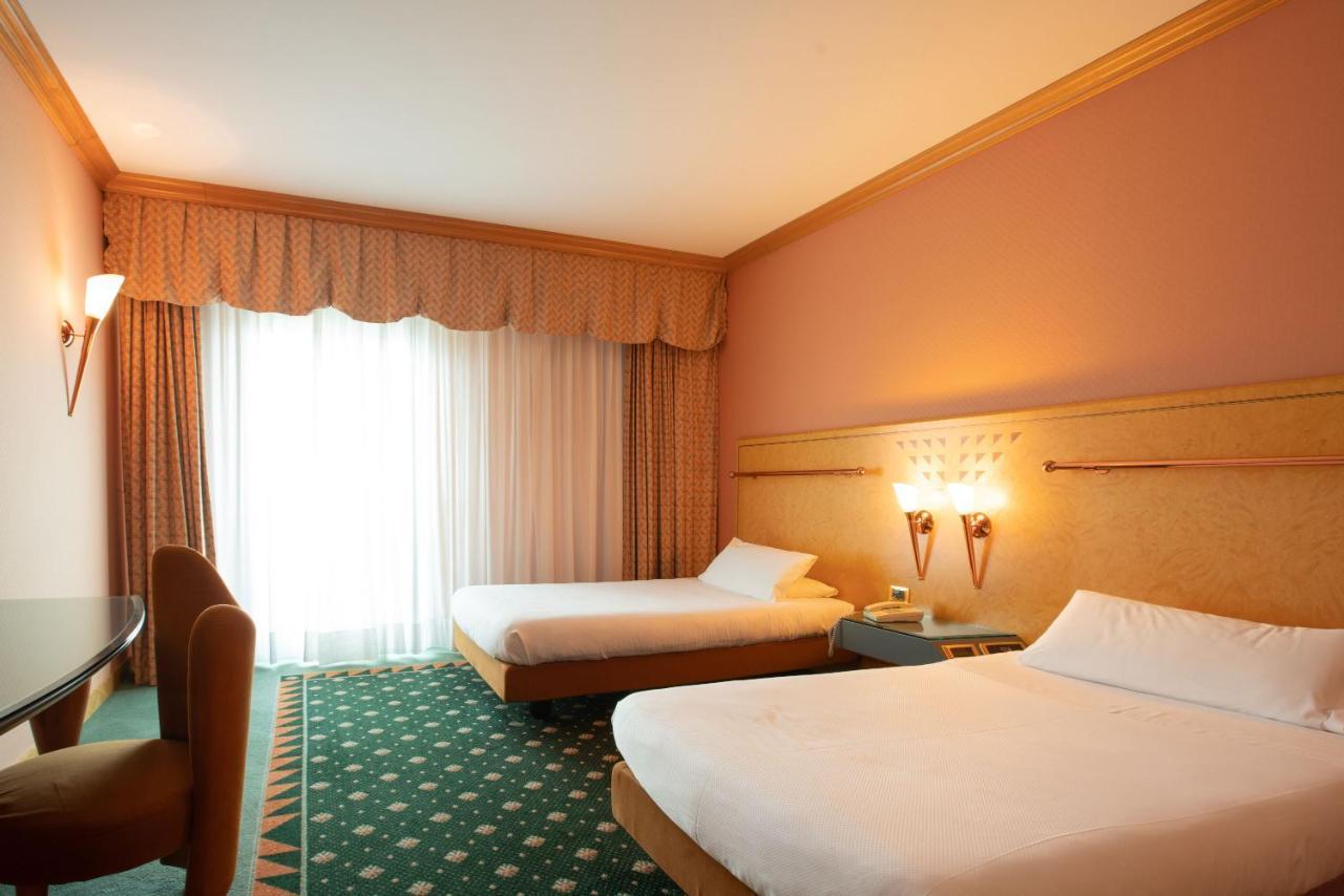 Shg Hotel Antonella Помеция Екстериор снимка