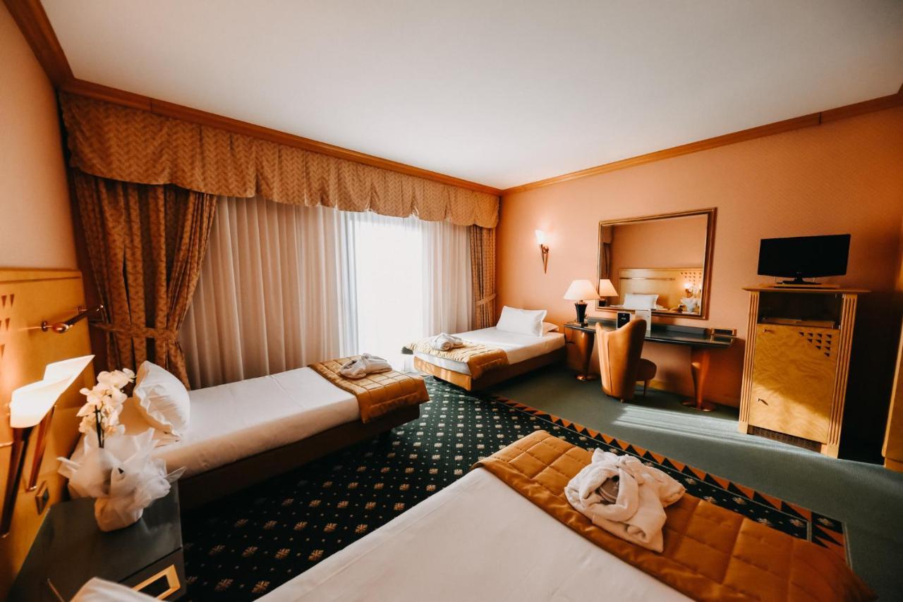 Shg Hotel Antonella Помеция Екстериор снимка