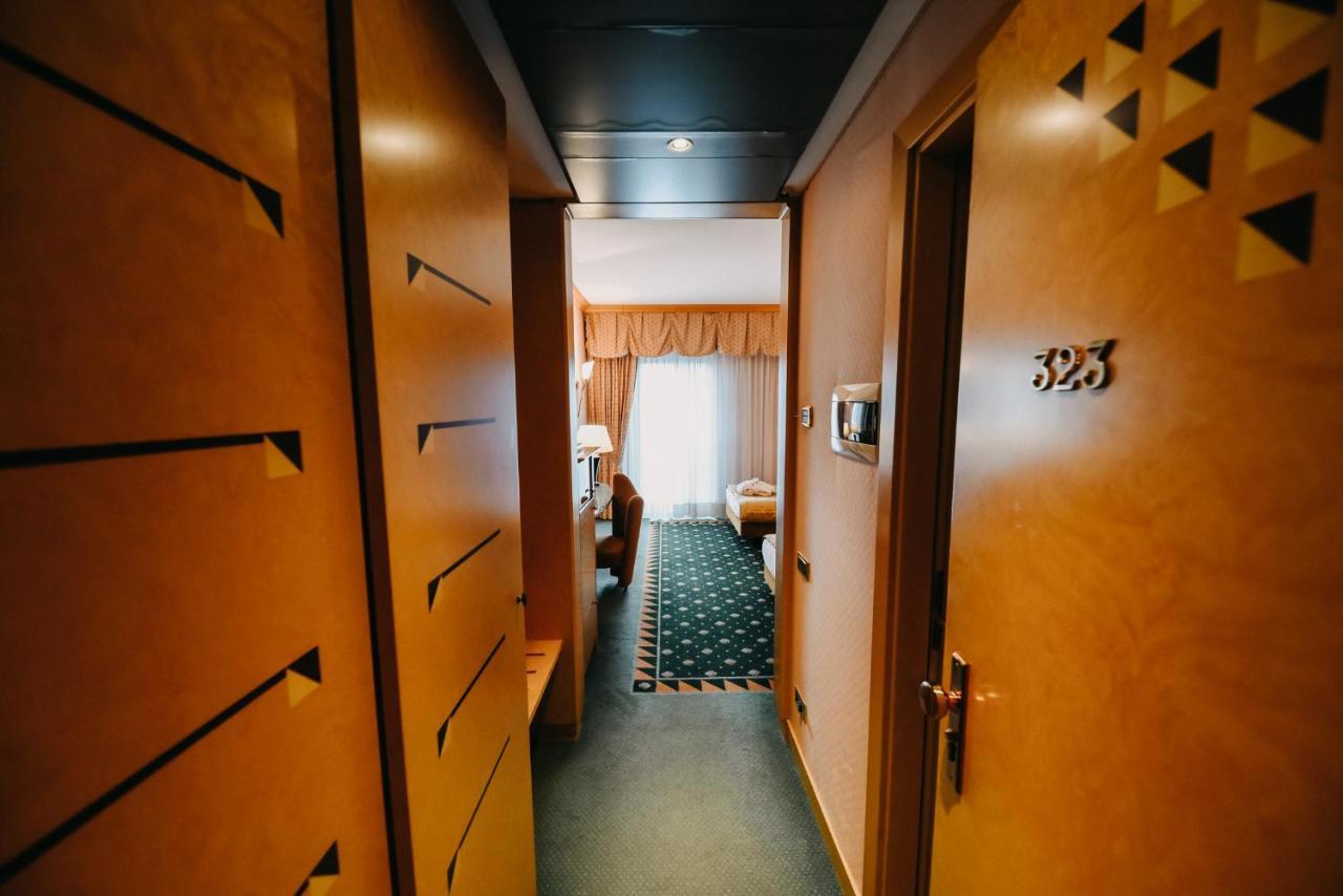 Shg Hotel Antonella Помеция Екстериор снимка