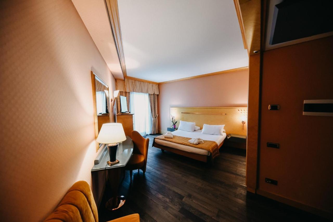 Shg Hotel Antonella Помеция Екстериор снимка
