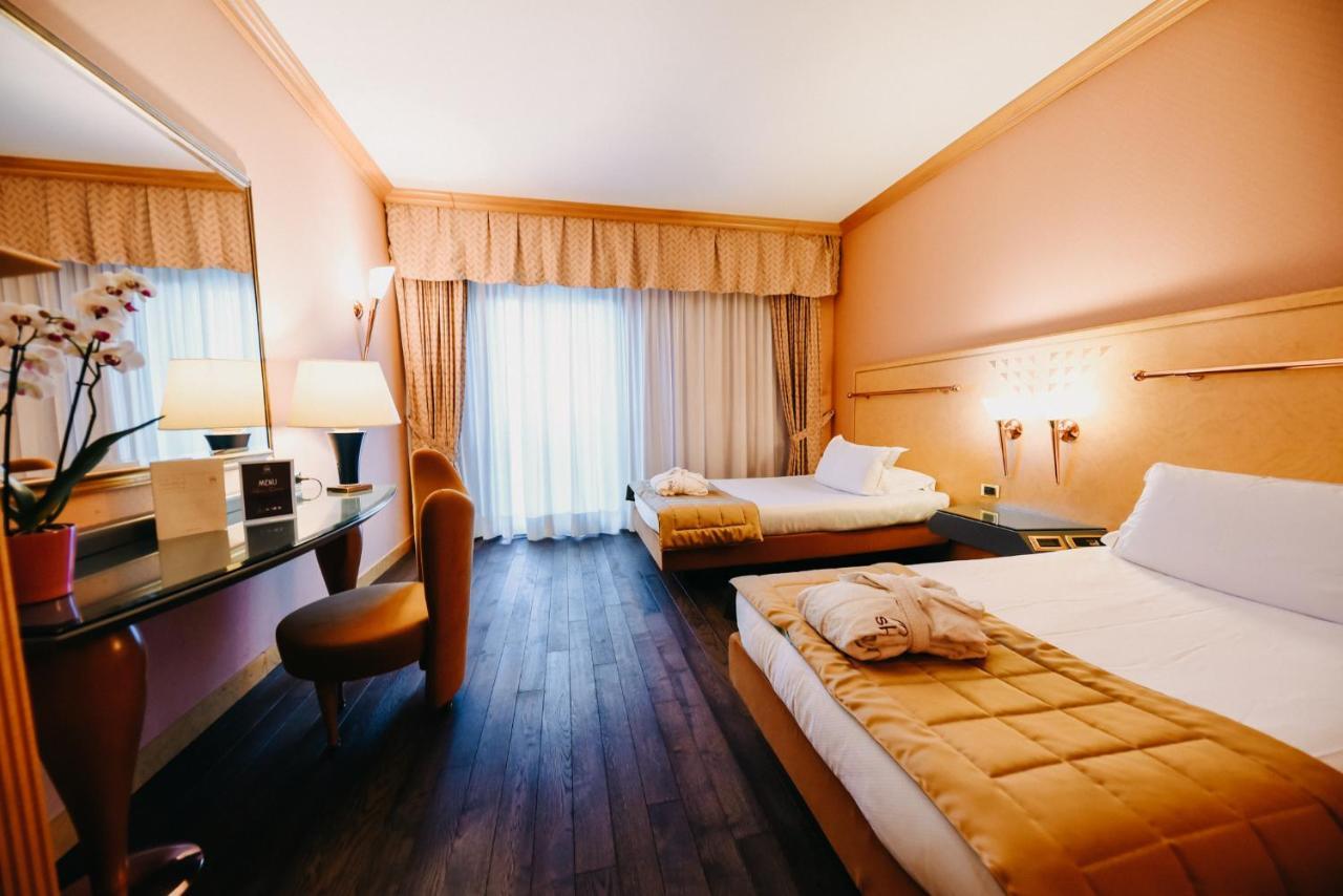 Shg Hotel Antonella Помеция Екстериор снимка