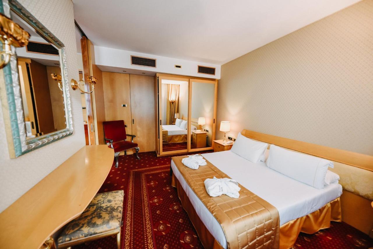 Shg Hotel Antonella Помеция Екстериор снимка