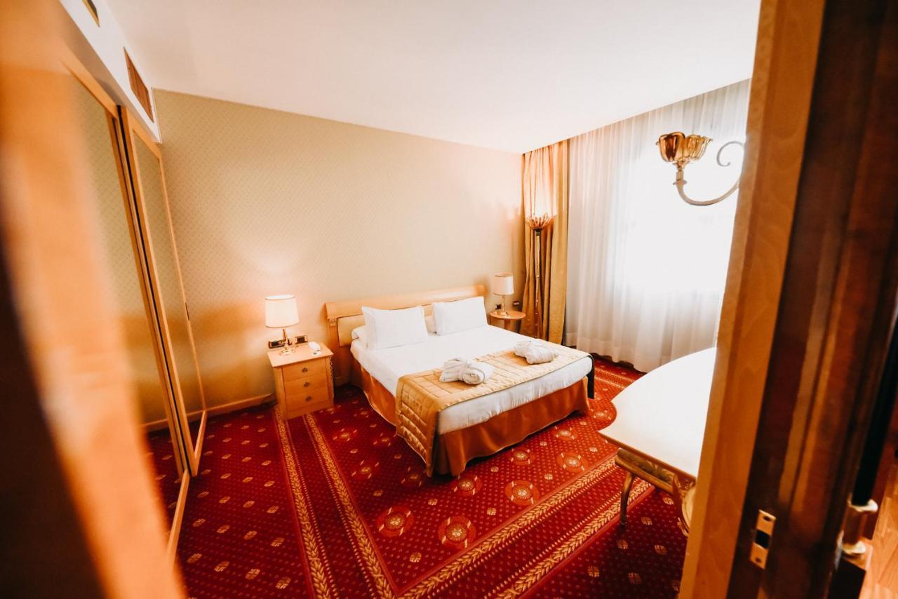 Shg Hotel Antonella Помеция Екстериор снимка