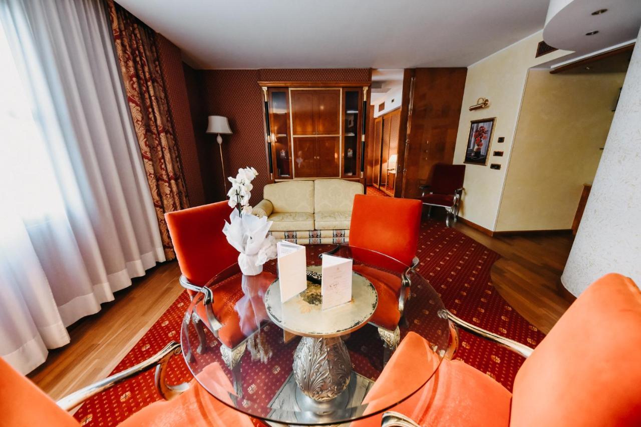 Shg Hotel Antonella Помеция Екстериор снимка