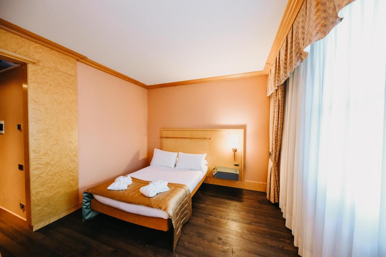Shg Hotel Antonella Помеция Екстериор снимка