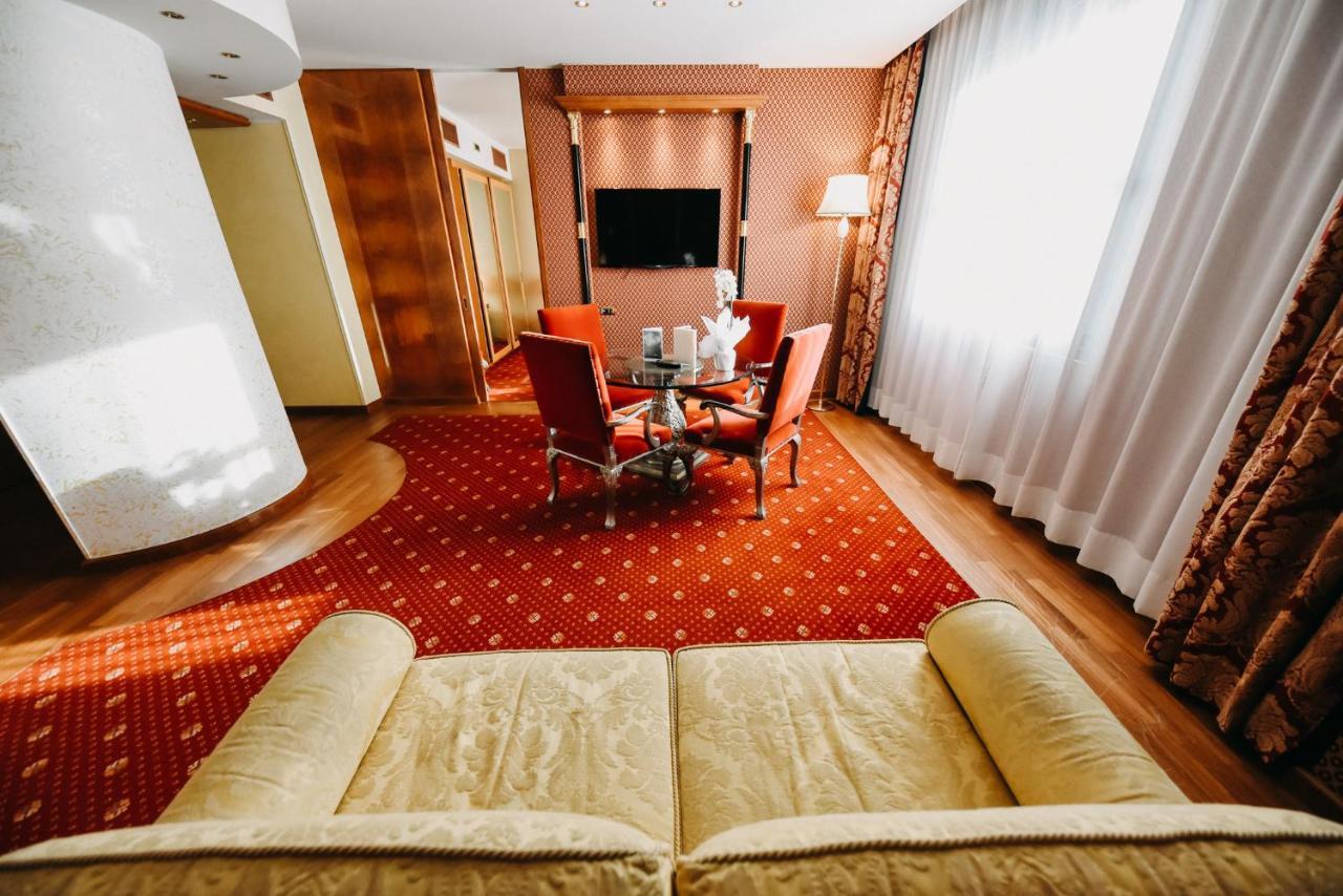 Shg Hotel Antonella Помеция Екстериор снимка