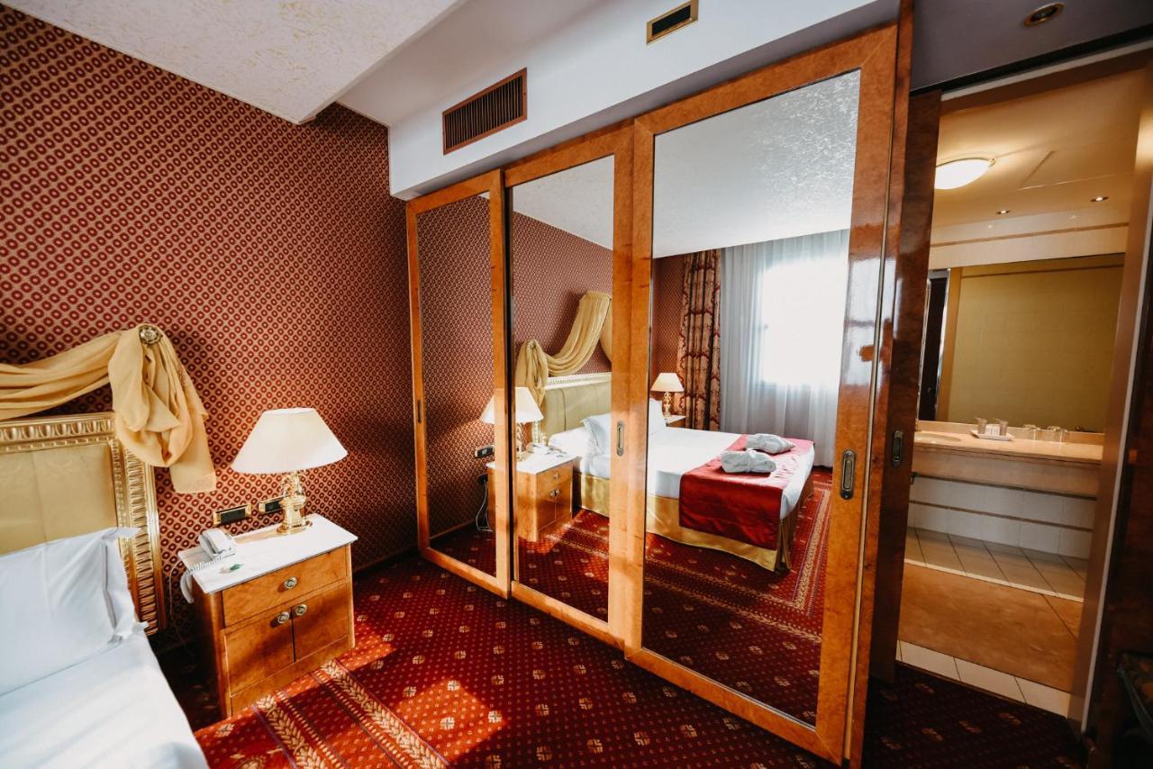 Shg Hotel Antonella Помеция Екстериор снимка