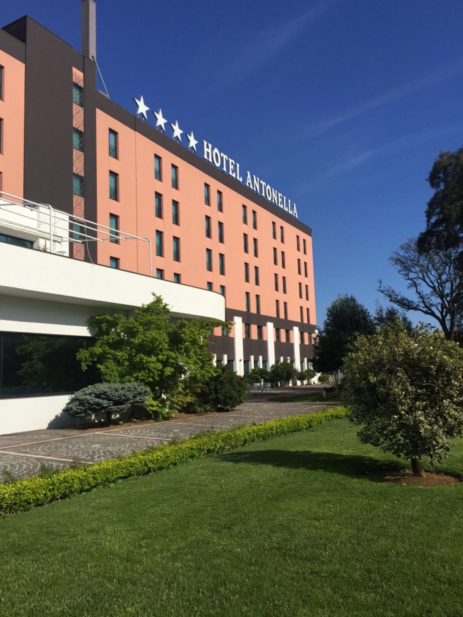 Shg Hotel Antonella Помеция Екстериор снимка