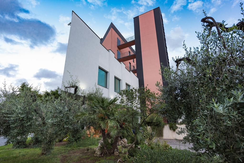 Shg Hotel Antonella Помеция Екстериор снимка