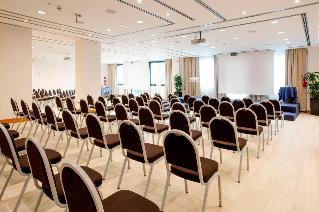 Shg Hotel Antonella Помеция Екстериор снимка